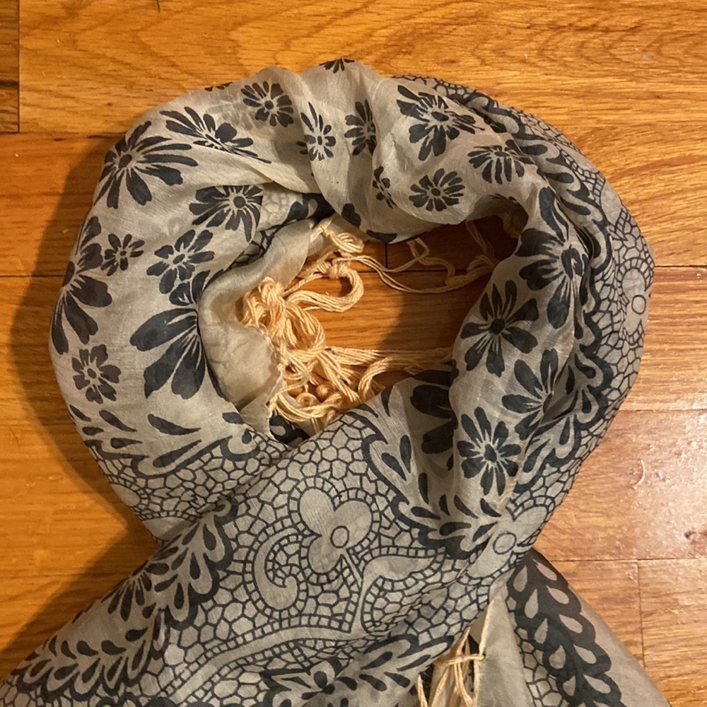 Women’s pins and needles scarf. Cream and black - Picture 2 of 6